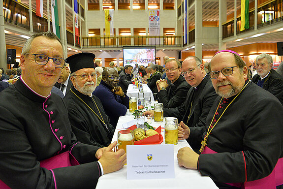 Aufmerksame Zuhörer am Tisch der "Geistlichkeit. 