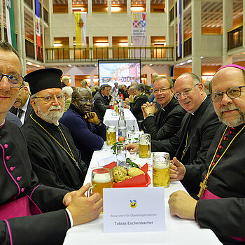 Aufmerksame Zuhörer am Tisch der "Geistlichkeit. 