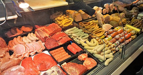 Fleisch- und Wurstwaren in der Theke der Tagwerk Biometzgerei.