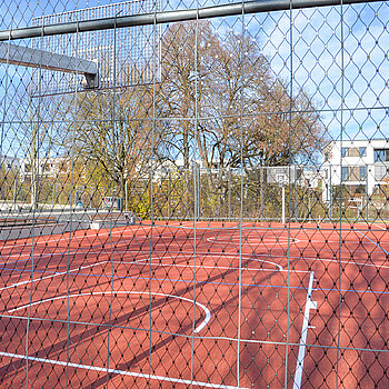 Der Allwetterplatz für den Sportunterricht ist natürlich auch mit Basketballkörben ausgestattet. (Foto: Stadt Freising)