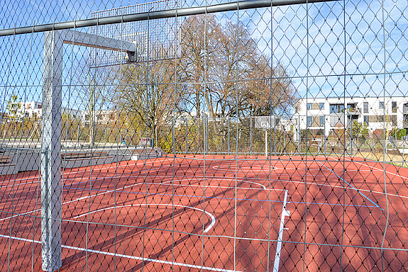 Der Allwetterplatz für den Sportunterricht ist natürlich auch mit Basketballkörben ausgestattet. (Foto: Stadt Freising)