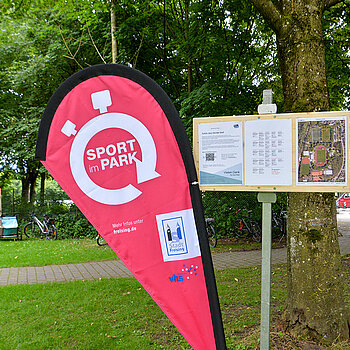 Beachflags mit dem Logo des Outdoor-Programms lotsen im Sportpark Savoyer Au zu den Veranstaltungsorten. (Foto: Stadt Freising)