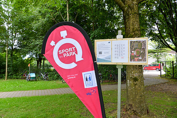 Beachflags mit dem Logo des Outdoor-Programms lotsen im Sportpark Savoyer Au zu den Veranstaltungsorten. (Foto: Stadt Freising)