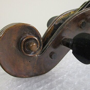 Detail eines  Violoncellos des Freisinger Geigenbauers Franz Michael Perger, 1764