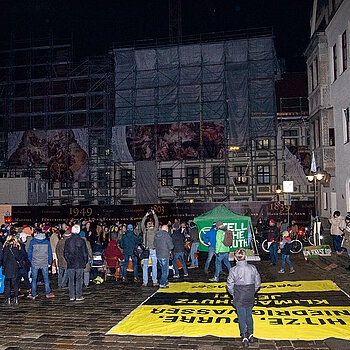 Mit Musik und Wortbeiträgen unterstreichen die Teilnehmer*innen, wie wichtig ihnen der Klimaschutz ist. (Foto: Stadt Freising)