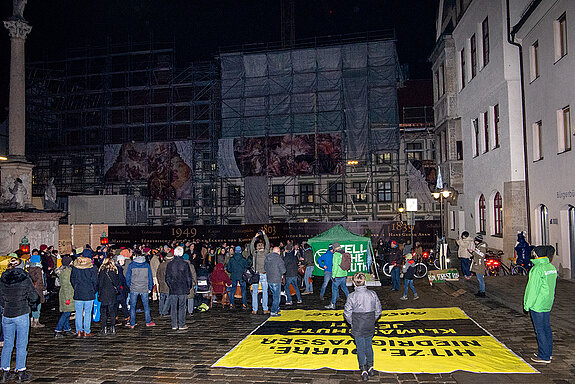 Mit Musik und Wortbeiträgen unterstreichen die Teilnehmer*innen, wie wichtig ihnen der Klimaschutz ist. (Foto: Stadt Freising)