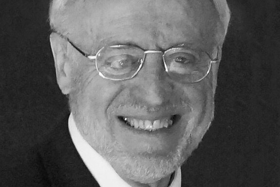 Schwarz-weiß Foto eines Mannes mit Brille