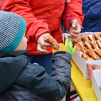 Die frischen Butterbrez'n sind bei Groß und Klein besonders beliebt. (Foto: Stadt Freising)