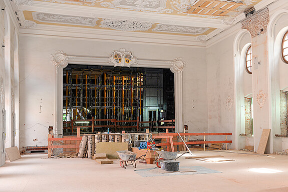 Gestalt nimmt der Asamsaal an. Als nächstes bekommt die Bühne eine neue Bodenplatte und es werden Bühnen- und Veranstaltungstechnik installiert. (Foto: Stadt Freising)