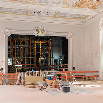 Gestalt nimmt der Asamsaal an. Als nächstes bekommt die Bühne eine neue Bodenplatte und es werden Bühnen- und Veranstaltungstechnik installiert. (Foto: Stadt Freising)