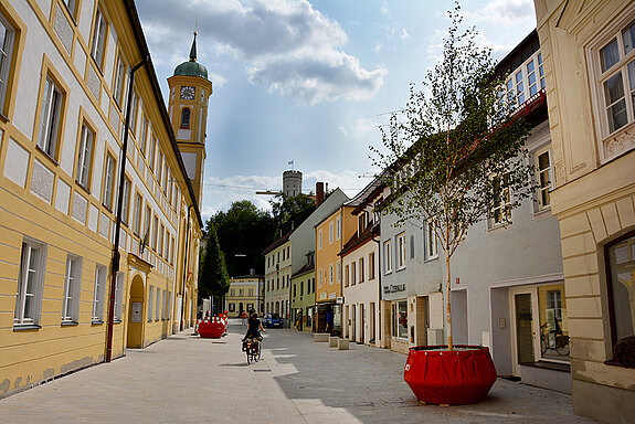 Die Heiliggeistgasse schmücken seit Montag, 21. August 2017, sieben Bäume in knallbunten Großkübeln. (Foto: Stadt Freising)