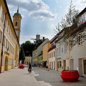 Die Heiliggeistgasse schmücken seit Montag, 21. August 2017, sieben Bäume in knallbunten Großkübeln. (Foto: Stadt Freising)