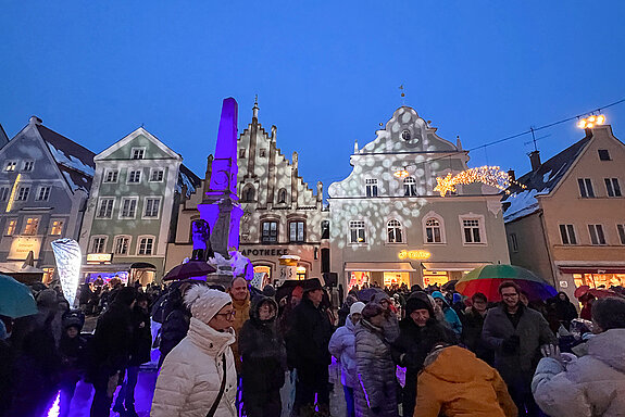 Lichtershow beim Eröffnungsfest der Oberen Altstadt im Dezember 2023. (Foto: ski)