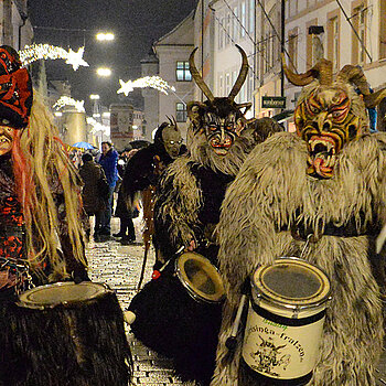 Zum Eröffnungsfest der Oberen Altstadt im Dezember 2023 gaben sich auch die Freisinger Perchten ein Stelldichein. (Foto: ski)