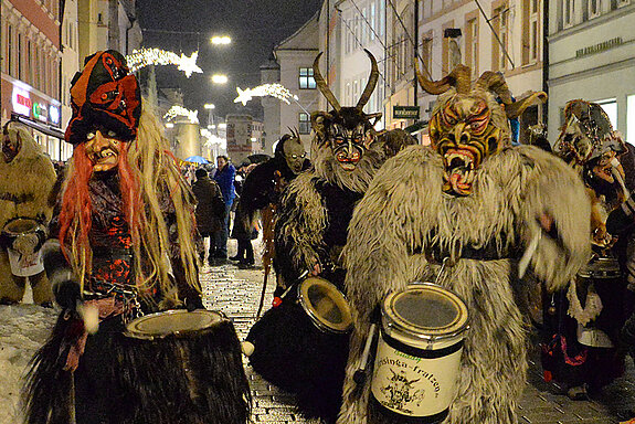 Zum Eröffnungsfest der Oberen Altstadt im Dezember 2023 gaben sich auch die Freisinger Perchten ein Stelldichein. (Foto: ski)