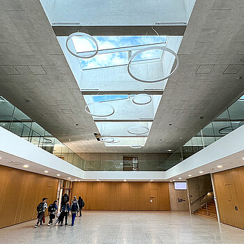 Die großzügige, lichtdurchflutete Aula der Schulen am SteinPark. (Foto: Stadt Freising)