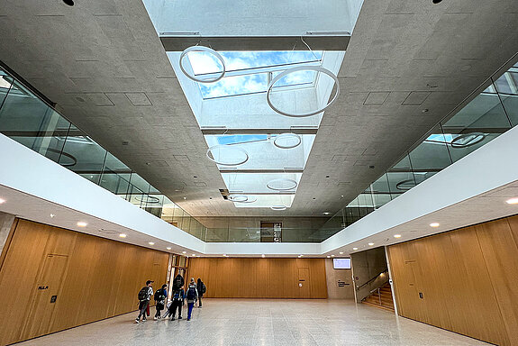 Die großzügige, lichtdurchflutete Aula der Schulen am SteinPark. (Foto: Stadt Freising)