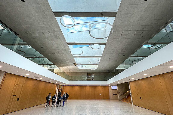 Die großzügige, lichtdurchflutete Aula der Schulen am SteinPark. (Foto: Stadt Freising)