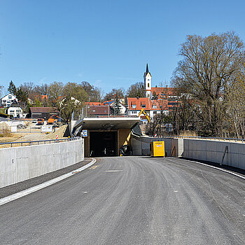 Einfahrt zum Südportal der Röhre, im Hintergrund die Vöttinger Kirche. (Foto: Stadt Freising)