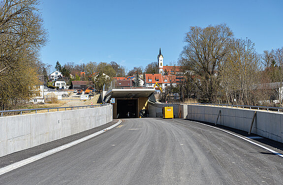 Einfahrt zum Südportal der Röhre, im Hintergrund die Vöttinger Kirche. (Foto: Stadt Freising)