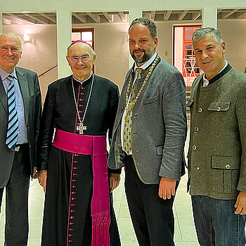 Das Gruppenbild zeigt von links Günther Pöchhacker Obmann für die Städtepartnerschaften Waidhofen), Weibischof Haßlberger, OB Eschenbacher und Peter Engelbrechtsmüller (Stadtrat Waidhofen).