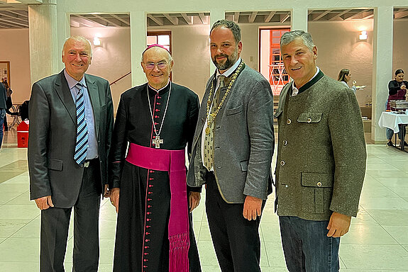 Das Gruppenbild zeigt von links Günther Pöchhacker Obmann für die Städtepartnerschaften Waidhofen), Weibischof Haßlberger, OB Eschenbacher und Peter Engelbrechtsmüller (Stadtrat Waidhofen).