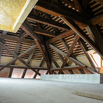 Die Sanierungsarbeiten im Dachgeschoss sind komplett abgeschlossen - innen wie außen (neue Dacheindeckung). (Foto: Stadt Freising)