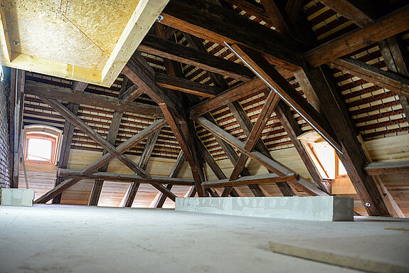 Die Sanierungsarbeiten im Dachgeschoss sind komplett abgeschlossen - innen wie außen (neue Dacheindeckung). (Foto: Stadt Freising)