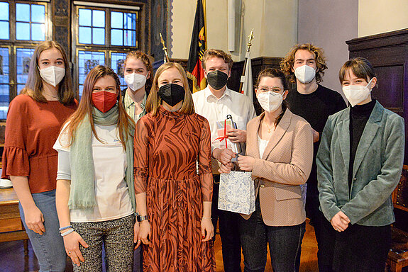 Der Jugendstadtrat Freising mit den aktiven und ausgeschiedenen Mitgliedern: Victoria Hehnen, Hannah Burbach, Helene Fuchs, Philomena Böhme, Michael Weindl, Theresa Seiderer, Konstantin Bergt und Lilith Balge (von links). (Foto: Stadt Freising)