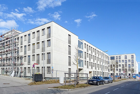Bauarbeiten für das Mehrgenerationen - fast an allen Fassaden ist das Gerüst bereits abgebaut. (Foto: Stadt Freising)