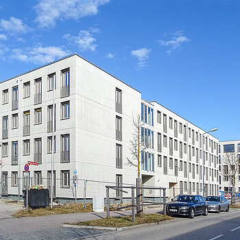 Bauarbeiten für das Mehrgenerationen - fast an allen Fassaden ist das Gerüst bereits abgebaut. (Foto: Stadt Freising)