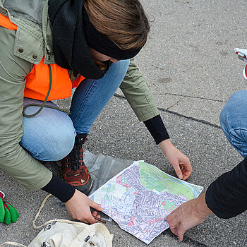 Die Teilnehmer*innen markieren auf einer Karte, wo sie die vollen Müllsäcke abstellen. Später werden sie eingesammelt und fachgerecht entsorgt. (Foto: Stadt Freising)