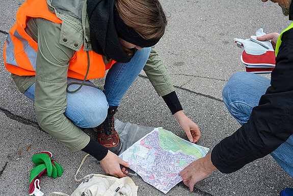 Die Teilnehmer*innen markieren auf einer Karte, wo sie die vollen Müllsäcke abstellen. Später werden sie eingesammelt und fachgerecht entsorgt. (Foto: Stadt Freising)