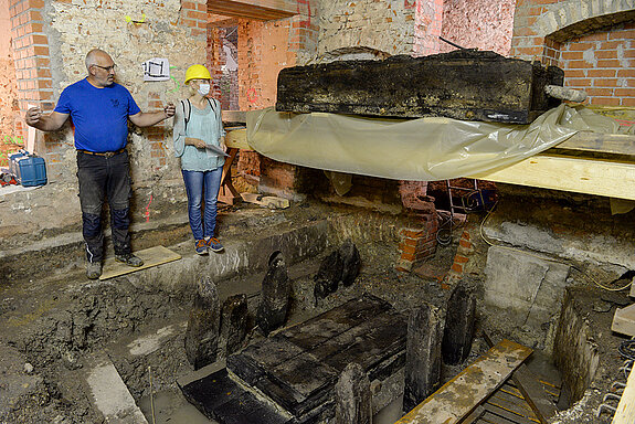 Folker Prill und Eva Willberg erläutern die Konstruktion der Wasserpumpe. (Foto: Stadt Freising)