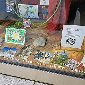 Steine, Seile, Fotos von Bergsteigern, gemalte Bilder von DAV-Kindern