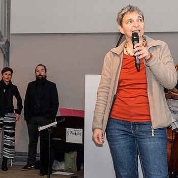 Freisings Kunsthistorikerin  Ulrike Götz nahm die jungen Leute mit auf einen Streifzug zu geschichtsträchtigen Orten und Plätzen moderner Kunst. (Foto: Stadt Freising)