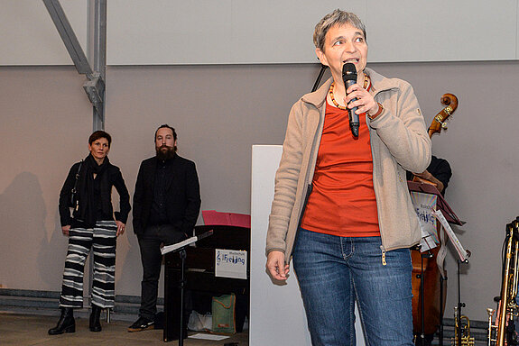 Freisings Kunsthistorikerin  Ulrike Götz nahm die jungen Leute mit auf einen Streifzug zu geschichtsträchtigen Orten und Plätzen moderner Kunst. (Foto: Stadt Freising)