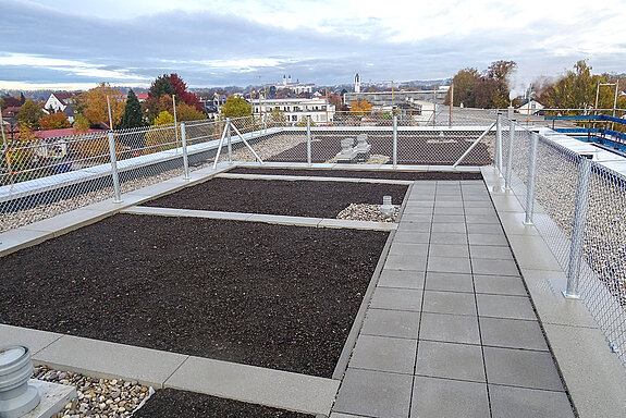 Platz für „urban gardening“ ist nicht nur im Innenhof, sondern auch auf den Dachflächen der Gebäude. (Foto: Stadt Freising)