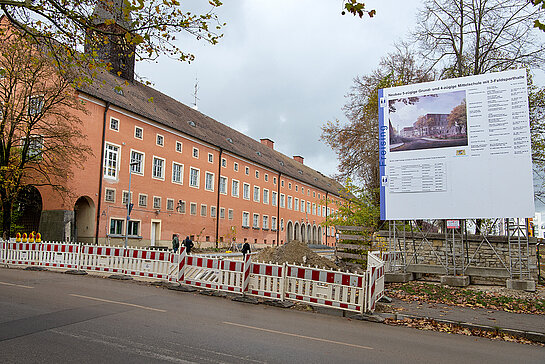 Die Illustration auf dem Bauschild vermittelt einen Eindruck, wie der Schulbau aussehen wird. (Foto: Stadt Freising)