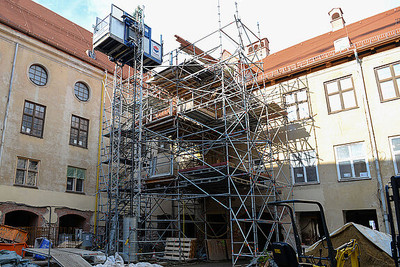 Im Innenhof des Asamensembles: Der hier platzierte Kran wurde am 06. Oktober 2020 abgebaut. (Foto: Stadt Freising)