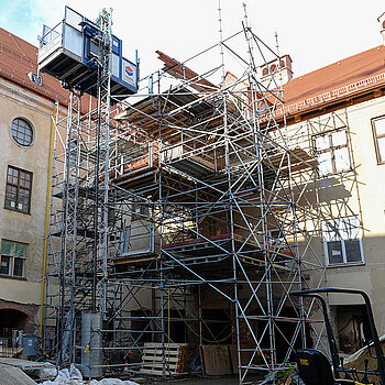 Im Innenhof des Asamensembles: Der hier platzierte Kran wurde am 06. Oktober 2020 abgebaut. (Foto: Stadt Freising)