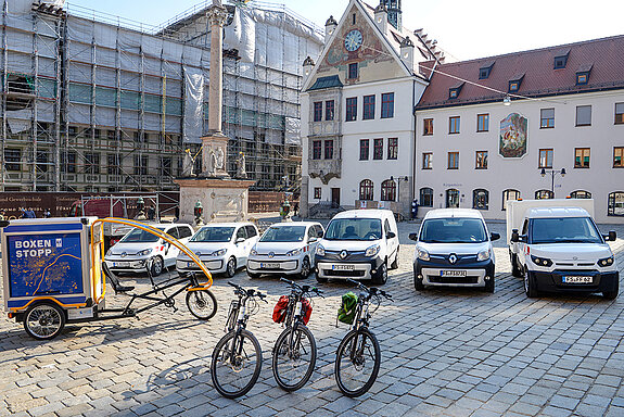 Im Jahr 2019 wurde der E-Fuhrpark der Stadt Freising auf dem Marienplatz vorgestellt. Seither hat sich der Bestand kontinuierlich vergrößert. (Foto: Stadt Freising)