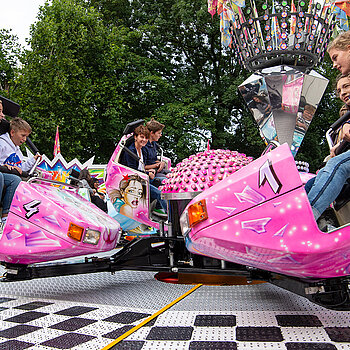 Vergnügen im kunterbunten Power Dancer. (Foto: Stadt Freising)