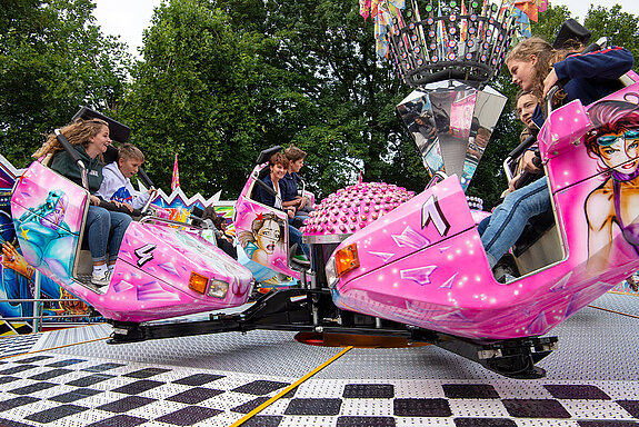 Vergnügen im kunterbunten Power Dancer. (Foto: Stadt Freising)