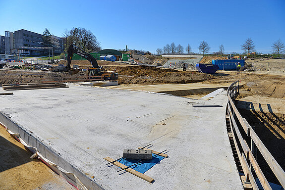 Blick auf den "Deckel" der westlichen Brücke, unter welcher der Geh- und Radweg verlaufen wird. (Foto: Stadt Freising)