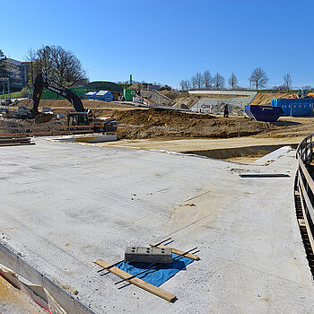 Blick auf den "Deckel" der westlichen Brücke, unter welcher der Geh- und Radweg verlaufen wird. (Foto: Stadt Freising)