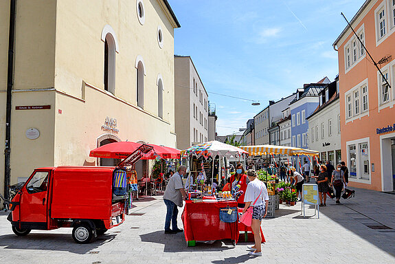 Entspannte Stimmung und das schöne Altstadt-Ambiente empfängt die Besucher*innen des Wochenmarkts Freising. (Foto: Stadt Freising)