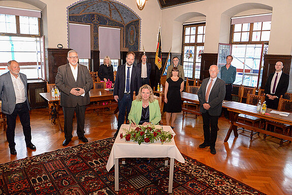 Staatsministerin Kerstin Schreyer trägt sich ins Gästebuch der Stadt ein.  (Foto: Stadt Freising) 