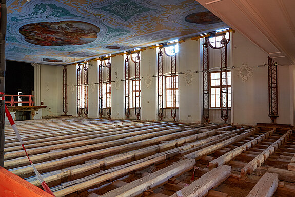 Dachsanierung und Deckenverstärkung im Asamgebäude Freising. 