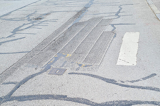 grauer, unebener Asphalt